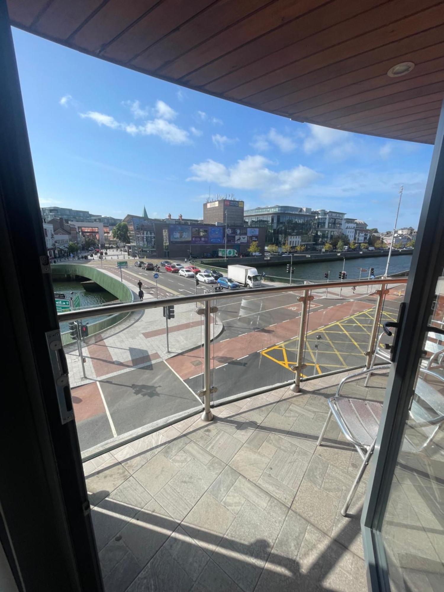 Fabulous And Sunny 2 Bed Apartment, In City Centre Cork Exterior photo
